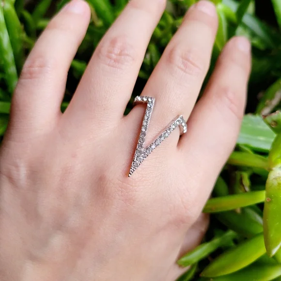 New Classic Simple Silver Rhinestone Arrow Ring Band, size 7 - Picture 4 of 8